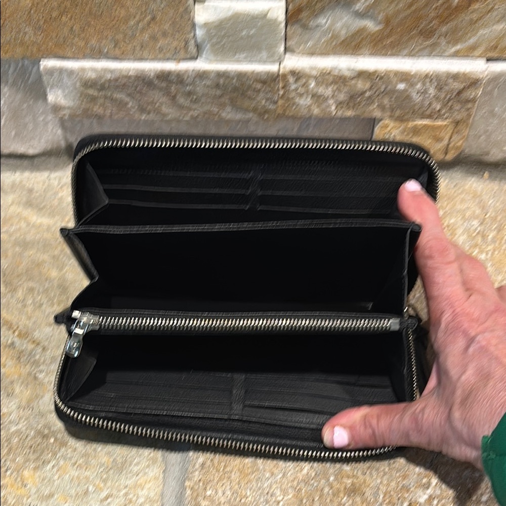 Authentic Louis Vuitton Black leather Lock Me full zip wallet - Picture 5 of 13